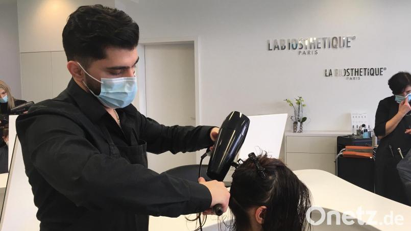 Khamkin Husein wollte unbedingt Friseur werden. Er hat nicht auf- und Lisa Hermann ihm die Chance gegeben. Jetzt ist er Geselle mit einem Faible für Schneiden und Föhnen. Bild: ihl