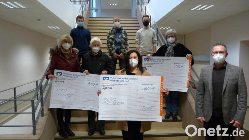 In der oberen Reihe (von links) die Schülersprecher Jonas Fischer, Max Neumann, Paul Kursawe. Davor (von links) Monika Seidel, Geroldine Ondrusek, Claudia Grillmeier, Dr. Annemarie Schraml sowie Schulleiter Stephan Drexler. Bild: Alexandra Wittke/exb