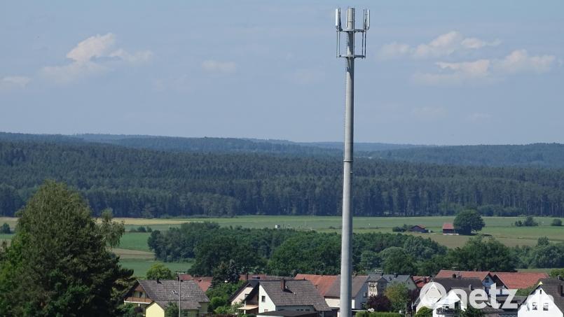 Wenn es um das neue Baugebiet am östlichen Dorfrand von Knölling geht, kommt man am Sendemast nicht vorbei. Die vor ihm in Richtung der bereits stehenden Häuser liegende Fläche gehört der Gemeinde. Was sich hinter dem gegen Protest in die Landschaft gestellten Turm befindet, würde unbebaut bleiben. Bild: Houschka