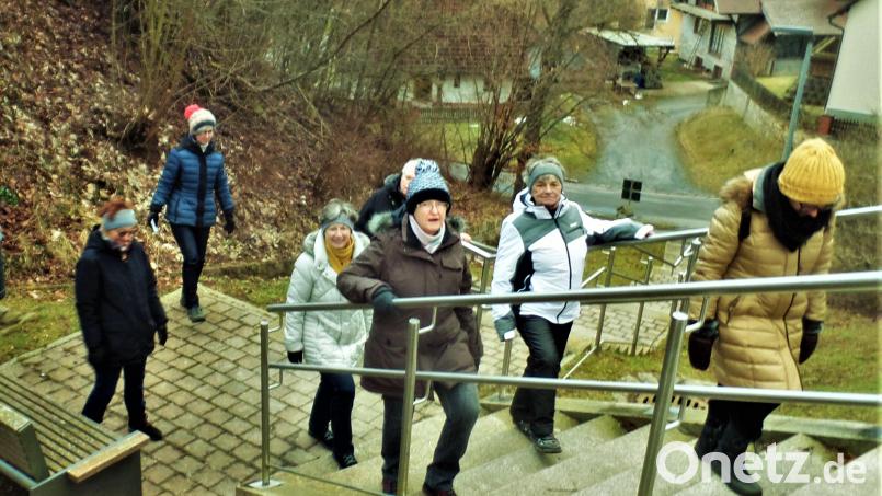 Die Treppe vom Ortsteil Froschau zum früheren evangelischen Pfarrhof brachte den Kreislauf der Teilnehmerinnen des Achtsamkeitsspaziergangs noch einmal auf Touren. Kursleiterin Maria Müller (Zweite von links) hat das Treffen mit 3-G-Vorgabe organisiert. Bild: jml