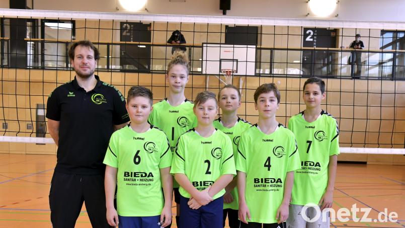 Der VC Amberg belegte bei der U14-Oberpfalzmeisterschaft Platz zwei. Auf dem Bild (von links) Trainer Florian Birner, Bruno Pietrynski, Quirin Möller, Max Roggenhofer, Kay Barth, Felix Lustig und Noah Hierl. Bild: Hubert Ziegler