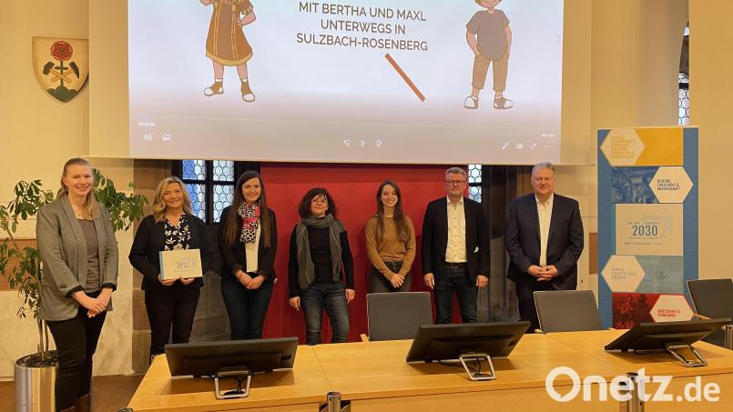 Ein gelungenes Teamwork präsentieren (von links) Nina Mutzbauer, Nicole Graf, Katharina Schenk, Tanja Weiß und Sabrina Bauer mit Bürgermeister Michael Göth und Landrat Richard Reisinger. Bild: ige