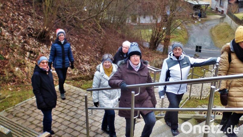 Die Treppe vom Ortsteil Froschau zum früheren evangelischen Pfarrhof brachte den Kreislauf der Teilnehmerinnen des Achtsamkeitsspaziergangs noch einmal auf Touren. Kursleiterin Maria Müller (Zweite von links) hat das Treffen mit 3-G-Vorgabe organisiert. Bild: jml