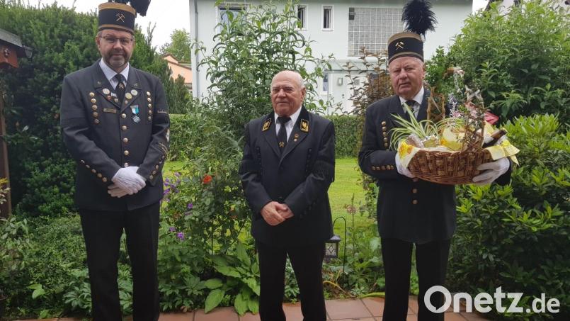 Vorsitzender Armin Kraus (links) und Josef Rieder (rechts) gratulierten Jubilar Franz Schorner. Bild: ksa