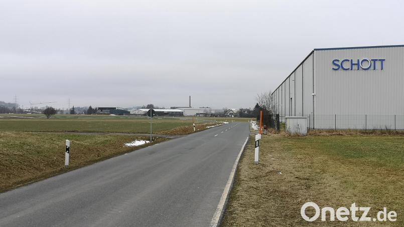 Auf der freien Flächen gegenüber der bestehenden Halle an der Oberteicher Straße soll das neue Logistikzentrum der Schott AG entstehen. Seit September 2021 läuft das vom Stadtrat eingeleitete Verfahren zur Schaffung von Baurecht in dem Gebiet. Bild: lnz