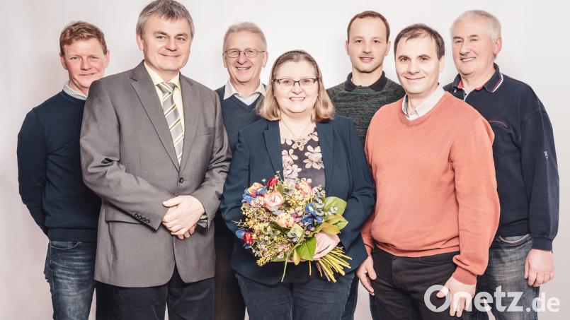 Mit Dank für die erbrachten Leistungen und die Loyalität verabschiedete der Vorstand, (von links) Markus Schmid, Ulrich Kummer, Laurenz Beck, Margit Heinrich, Markus Weiss, Harald Pilhofer und Josef Rauch sowie alle Kollegen Margit Heinrich in den Ruhestand. Bild: Michael Golinski/exb