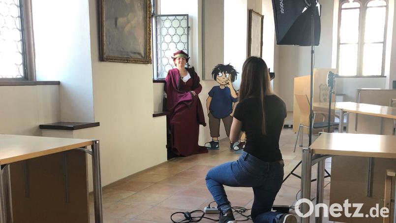 Der Rathaussaal dient als Filmstudio: Vor der Kamera stehen in dieser Szene Tanja Weiß und Maxl. Bild: Kulturwerkstatt Sulzbach-Rosenberg/exb