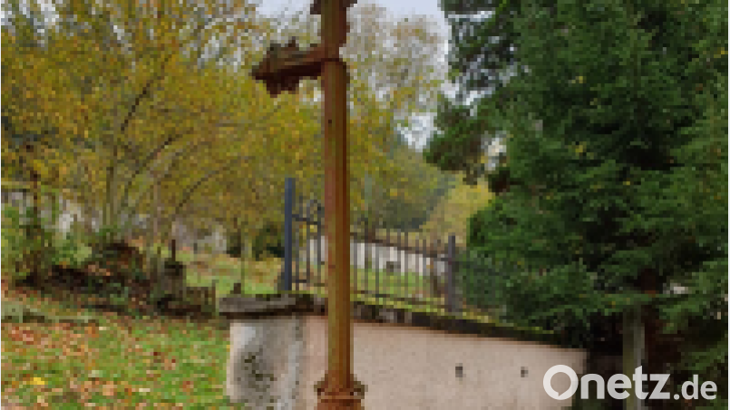 Das Kreuz mit dem fehlenden Arm auf dem Friedhof von Dobrá Voda (Gutwasser) steht symbolisch für die fehlende deutsche Bevölkerung. Bild: Martin-Kurt Hlavatý