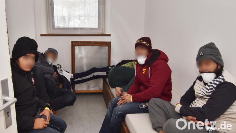 Insgesamt 21 Migranten griff die Polizei Waidhaus auf der A 6 auf. Sie waren durchgefroren und hungrig. Bild: Bundespolizei Waidhaus