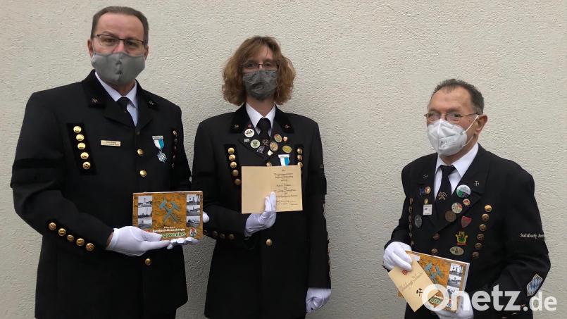 Zweiter Vorsitzender Georg Rubenbauer (rechts) gratuliert Vorsitzendem Armin Kraus und Kassiererin Karin Kraus zur 25-jährigen Mitgliedschaft. Bild: ksa