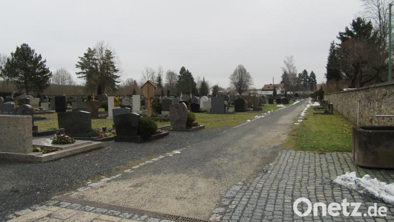 Im Friedhof Waldsassen ist die Befestigung der letzten Wege mit wassergebundener Decke vorgesehen. Der Stadtrat wird zu entscheiden haben, ob und wie die Planungen verwirklicht werden. Bild: kgg