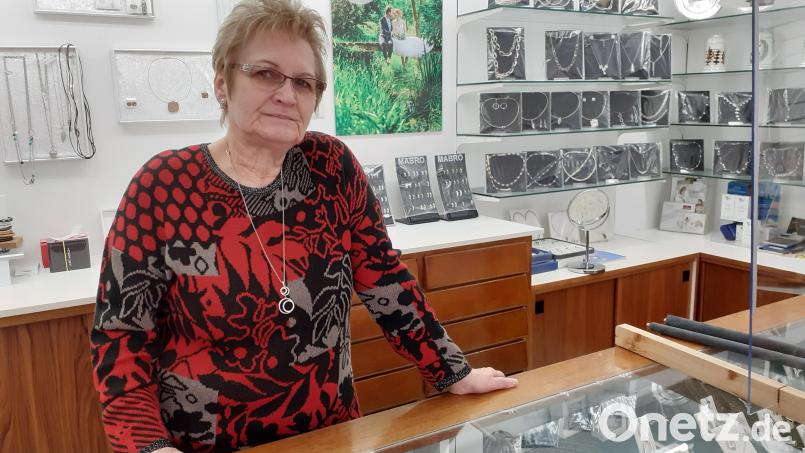 Hannelore Windmeisser in ihrem Uhren- und Schmuckladen in Rosenberg. Bild: hka