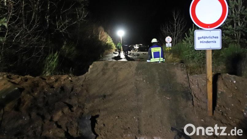 Aus dem Sandhügel und der Betonplatte wurde eine Sprungschanze. Der Audi A4 flog mit seinen drei Insassen rund 60 Meter weit und wurde dabei völlig zerstört. Bild: jma