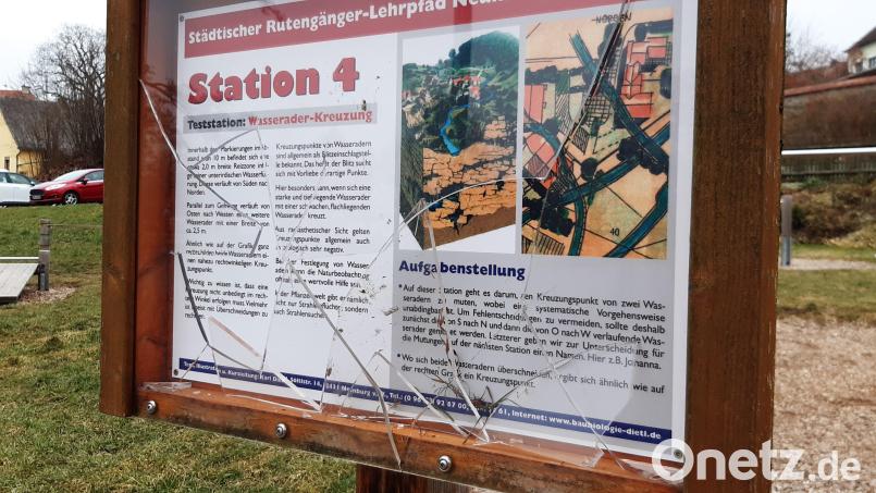 Im Stadtpark wurden drei Stationen des Rutengänger-Lehrpfades zerschlagen. Bild: Christian Neumaier/exb