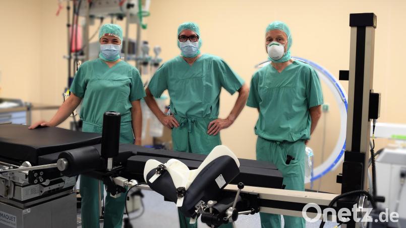 Professor Heiko Graichen, Dr. Wolfgang Scior und Stephanie Ritt, Leiterin des OP-Pflegeteams (von rechts) stellten die Vorteile des neuen &quot;Rotex Table&quot; an der Klinik Lindenlohe vor. Bild: Bernhard Krebs/vor