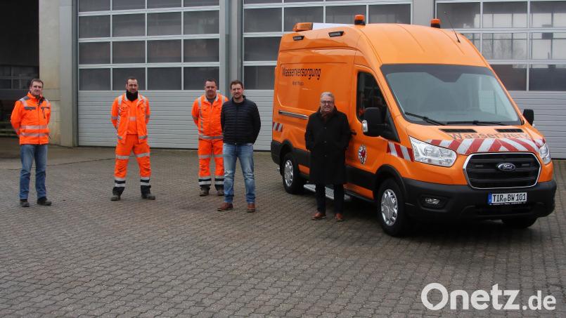 Daniel Walter (Zweiter von rechts) hat das neue Gemeindefahrzeug übergeben und vorgestellt. Rechts daneben Bürgermeister Toni Dutz. Weiter im Bild (von links): Thorsten Meiler von der Gemeindeverwaltung, Martin Förster, Wasserwart und stellvertretender Bauhofleiter, sowie Christian Schön, stellvertretender Wasserwart der Marktgemeinde Wiesau. Bild: wro