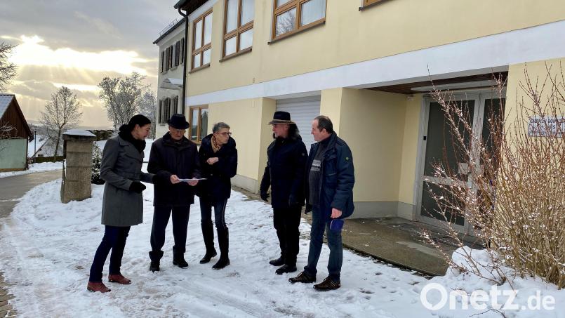 Birgit Neumann (von links), Willy Stahl, Bettina Scharnagl, Christian Hopf, Walter Lugert sind entsetzt über den Verkauf des Bonhoeffer-Hauses in Flossenbürg. Bild: Eichl