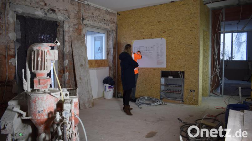 Wo früher die Umkleideräume der alten Turnhalle waren, entsteht gerade der neue Gruppenraum für eine dritte Kinderkrippengruppe. Hinter dem Sperrholz-Abteil verbirgt sich der Wickelraum sowie das Personal-WC. Bild: szl
