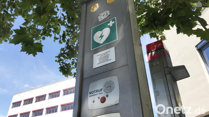 Die Standorte der Weidener Defibrillator-Säulen sind nicht überall bekannt. Am Mittwoch hätte das einen Mann das Leben kosten können. Archivbild: Gabi Schönberger