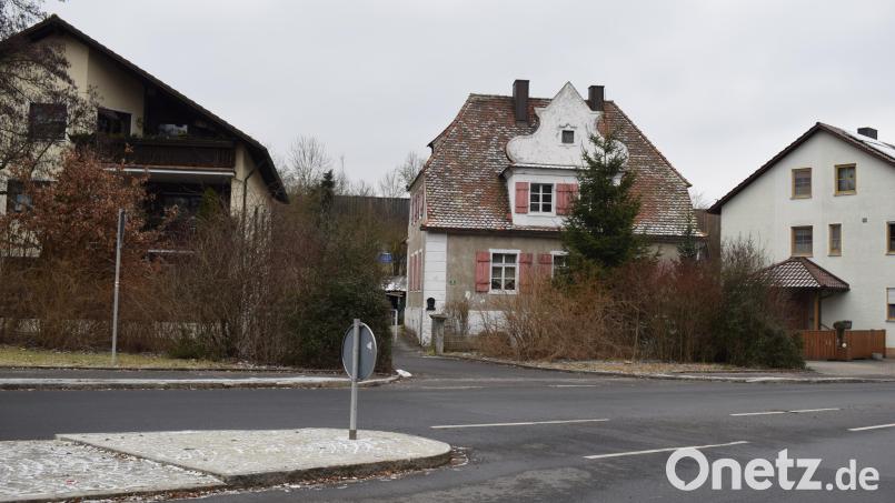 Teile des Stadtrates stufen die Fassade dieses Hauses als das Stadtbild prägend ein. Die Sanierung sollte einem Abbruch vorgezogen werden. Bild: bnr
