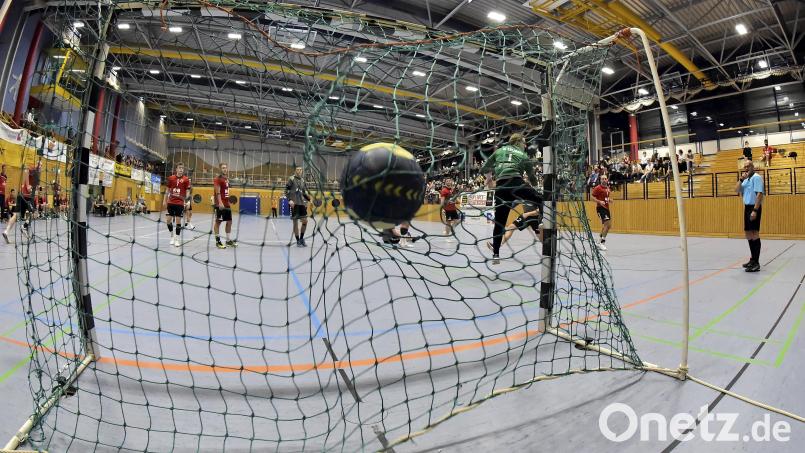 Der Ball zappelt im Tornetz. Die HG Amberg verlor ihr Spiel beim TB Roding klar mit 17:27. Symbolbild: Hubert Ziegler