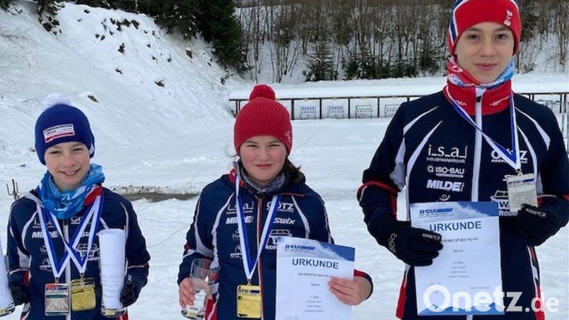 Vier Podestplätze erreichten Lukas Loos, Merle Uschold und Tobias Loos (von links) vom SCMK Hirschau bei der „Bayerischen“ im Biathlon. Bild: Wolfgang Uschold/exb