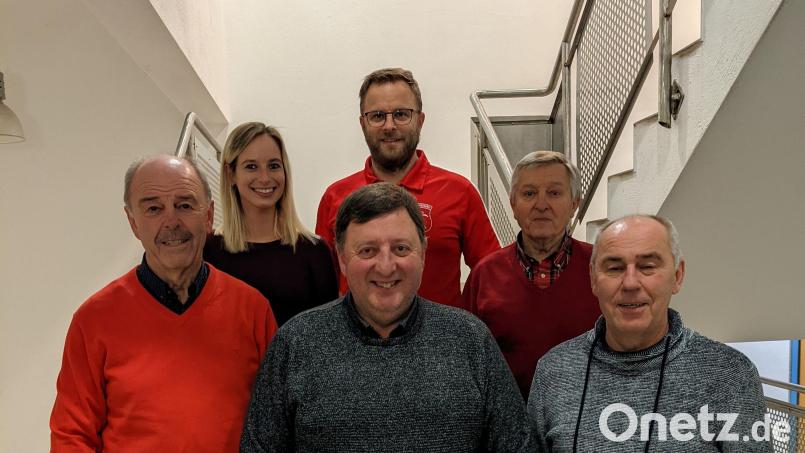 Der Förderkreis TuS/WE Hirschau wählt einen neuen Vorstand (vorn, von links): Vorsitzender Wolfgang Weih, Martin Meier und Josef Weih; hintere Reihe (von links): Nicole Herrmann, Christoph Weih und Anton Bauer. Bild: Christian Gebhardt/exb