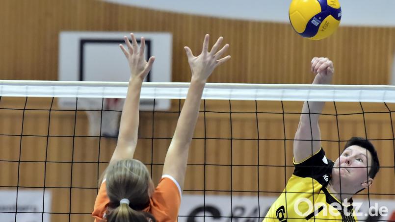 Anna Geilersdörfer (rechts) vom SV Hahnbach bei einem wuchtigen Schlag am Netz. Im Auswärtsspiel beim SV Lohhof II verlor der SVH im Tiebreak. Archivbild: Hubert Ziegler