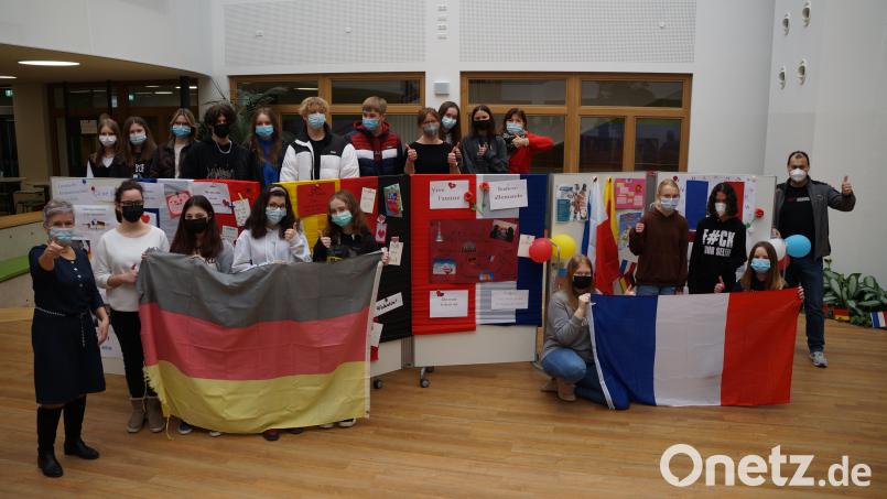 Die deutsch-französische Freundschaft steht derzeit an der Walter-Höllerer-Realschule im Mittelpunkt: Schulleiter Martin Zimmermann (rechts) und die Lehrerinnen Mira Benesic (hinten) und Antonia Merkl (links) dankten den Schülerinnen und Schülern aus den Französischklassen für die ansprechende Gestaltung des Atriums. Bild: lhc