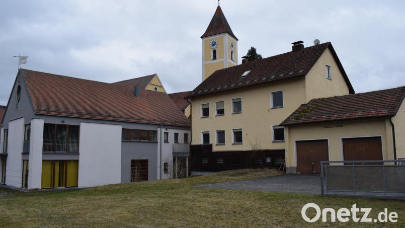 Neben dem Gemeinschaftshaus soll der neue Pfarrhof gebaut werden. Der Gemeinderat ist damit einverstanden. Bild: bnr