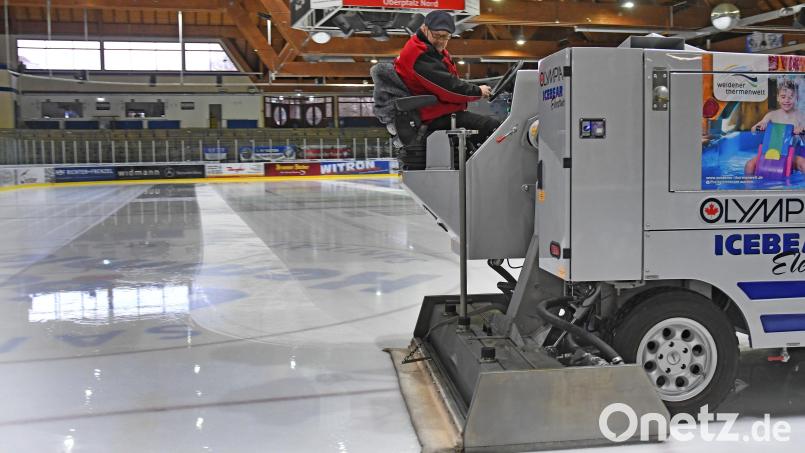 Vorne wird gehobelt, hinten heißes Wasser aufgetragen. 8- bis 10-mal am Tag fahren die Eismeister mit der kastenförmigen Maschinen über die Eisfläche. Bild: Schönber