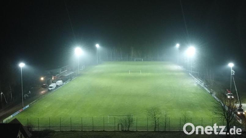 Mit der neuen Anlage ist der Sportplatz wesentlich besser ausgeleuchtet. Bild: Franz Kirchberger