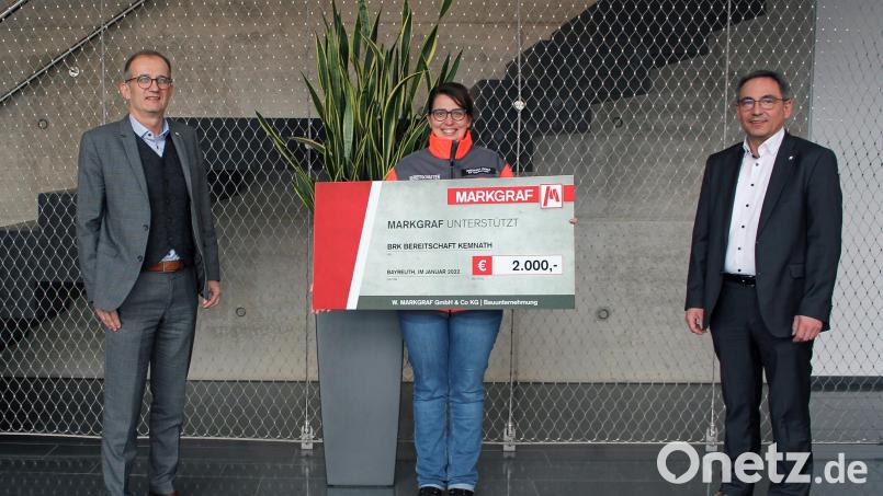 Die Geschäftsführer Thomas Löw und Liborius Gräßmann (von links) überreichten an Kristina Konz (Mitte) von der BRK Bereitschaft Kemnath einen Spendenscheck. Bild: Bauunternehmen Markgraf/exb