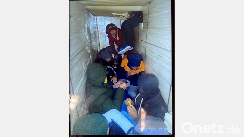 Dieses Bild stellten die Migranten der Polizei zur Verfügung. Es zeigt, wie eng die Personen eingepfercht waren. Bild: Polizei Waidhaus