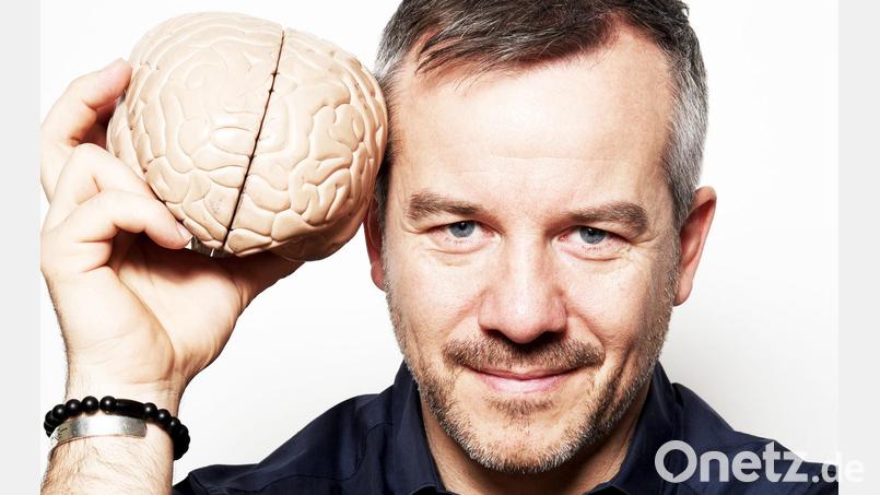 Das Hirn ist sein Arbeitsgerät. Gedächtnistrainer Markus Hofmann, der ursprünglich aus Nabburg kommt, hat mit Beginn der Pandemie alle seine Vorträge verloren. Nun geht er neue Wege. Bild: Tibor Bozi/exb