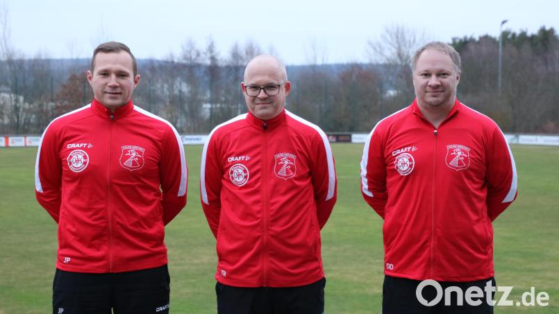 Tobias Heindl, Trainer der Hirschauer Kreisligamannschaft, bleibt eine weitere Saison, ebenso sein Co-Trainer Johannes Pfab (links) und Dominik Dontschenko (rechts), der die SG Ehenfeld/Hirschau in der A-Klasse Nord betreut. Bild: cgh