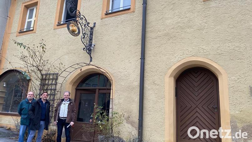 Das Gebäude Oberer Markt 8 ist eines der ältesten Häuser in der Nabburger Altstadt. Es gehört jetzt (von rechts) Robert Gerstl und Johann Wiederspan, die unter der Regie des Bauleiters Roland Lehnerer eine Sanierung planen. Bild: Wilhelm Amann