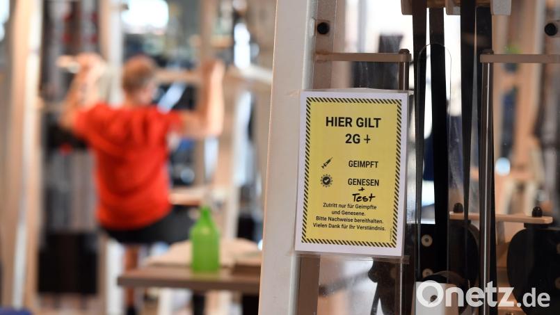 In den Fitness-Studios gilt die 2G-Plus-Regel. Da Geboosterte keinen Test brauchen, hat sich die Situation in den Einrichtungen etwas entschärft und die Mitglieder nutzen wieder das Trainingsangebot, allerdings unter den üblichen Einschränkungen. Symbolbild: Roberto Pfeil/dpa