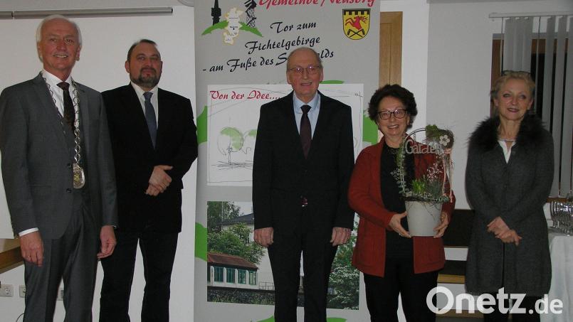 Bei einem Festakt im Neusorger Rathaus wurde Gemeinderat Dr. Günther Fütterer (Mitte) mit der Medaille für besondere Verdienste um die kommunale Selbstverwaltung in Bronze des Bayerischen Innenministeriums ausgezeichnet. Seine Ehefrau Marianne erhielt Blumen. Bürgermeister Peter König (links) sowie seine Stellvertreter Oliver Becher und Erni Bühl (rechts) gratulierten. Bild: öt