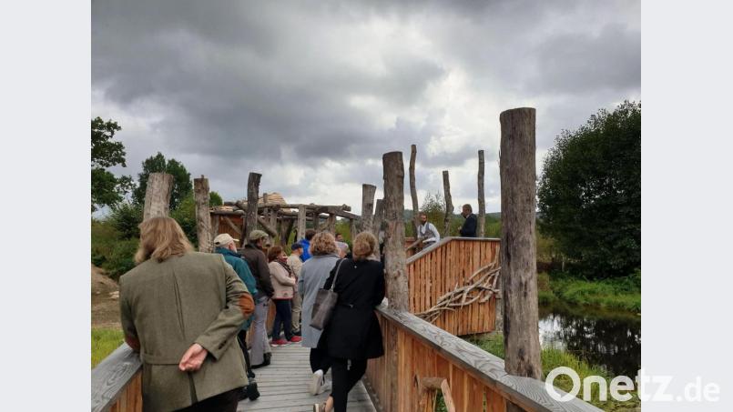 Knapp 30 Besucher nahmen an der Feier am Mittwochmorgen im Außenbereich des Geschichtsparks Bärnau-Tachov teil. Sie bekamen im Anschluss eine Führung. Bild: hns
