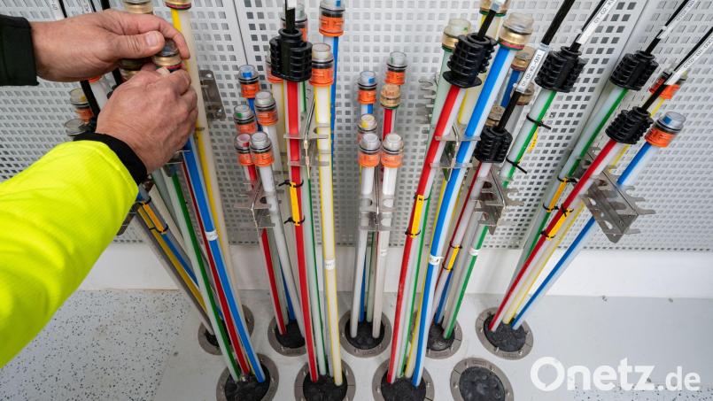 Das Symbolbild zeigt einen Verteilerkasten mit Glasfaserkabeln. Im Stadtgebiet von Mitterteich und in den Ortsteilen soll dieses Netz in den kommenden Jahren weiter ausgebaut werden. Symbolbild: Armin Weigel/dpa