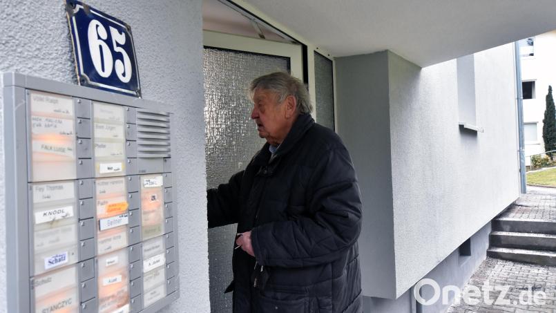 Dieser 78-Jährige wohnt an der Pfistermeisterstraße 65 in Amberg. Auch er befürchtete, eine deutliche Mieterhöhung oder sogar eine Kündigung zu erhalten. Bild: Stephan Huber