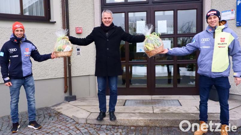 Der Abstand bleibt gewahrt, stellvertretend für den ganzen Ort verabschiedet Bürgermeister Thomas Meiler (Mitte) die Flossenbürger Topkombinierer Eric Frenzel (links) und Terence Weber (rechts) zu den olympischen Winterspielen in Peking. Bild: Frauenreuther, Margit [fmt]