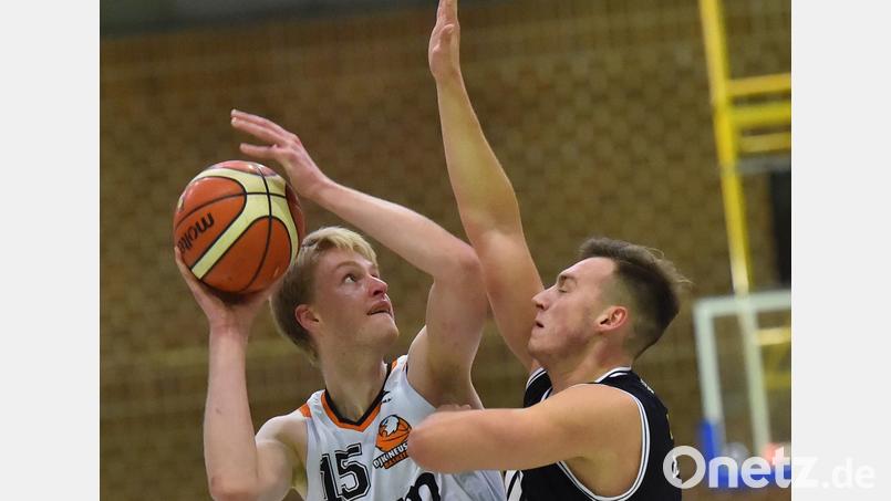 Ohne ihre beiden etatmäßigen Center (im Bild Lars Aßheuer) angetreten, taten sich die Regiospieler der DJK Neustadt unter den Körben schwer. Archivbild: A. Schwarzmeier