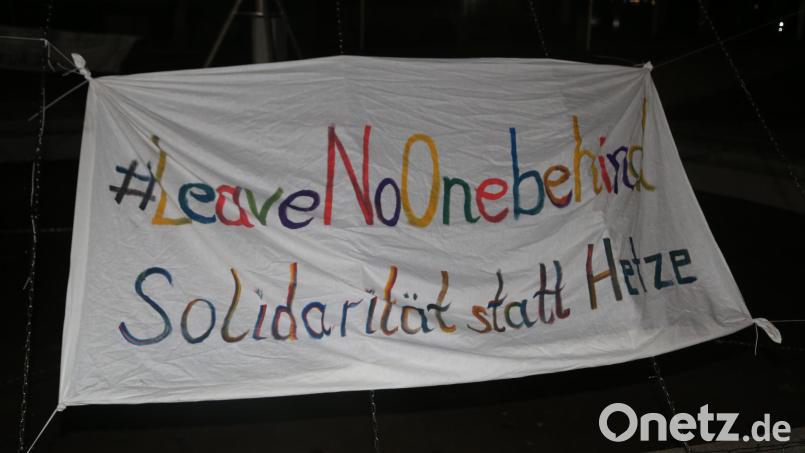 Die Gegendemonstranten mit dem Thema "Solidarität für Erbendorf" brachten verschiedene Transparente in den Stadtpark mit. Bild: rw