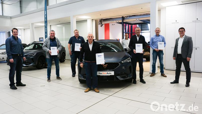 Personalleiter Markus Kallmeier (links), Geschäftsführer Thomas Fischer (rechts) und Betriebsleiter Roland Franz (hinten, Vierter von rechts) bei der Ehrung mit den Jubilaren. Bild: Laura Popp, Fischer Automobile GmbH/exb