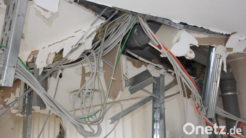 Viele Stromkabel hängen noch herum, die allesamt entfernt werden. Bild: kro