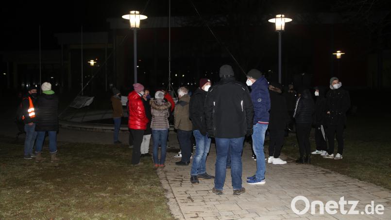 Im Stadtpark in Erbendorf versammelte sich am vergangenen Sonntag zum ersten Mal eine Gegendemonstration zu den sogenannten &quot;Spaziergängen&quot;. Bild: rw