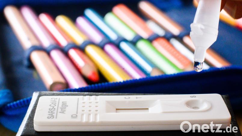 Omikron breitet sich gerade rasant aus – auch in den Schulen in Amberg-Sulzbach und Amberg. Das Gesundheitsamt kann nicht jeden einzelnen Fall prüfen, weil es einfach zu viele werden. Bild: Julian Stratenschulte/dpa