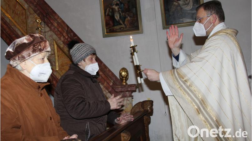 Die Tradition der Spende des Blasiussegens wurde in St. Sebastian aufrechterhalten. Bild: ads